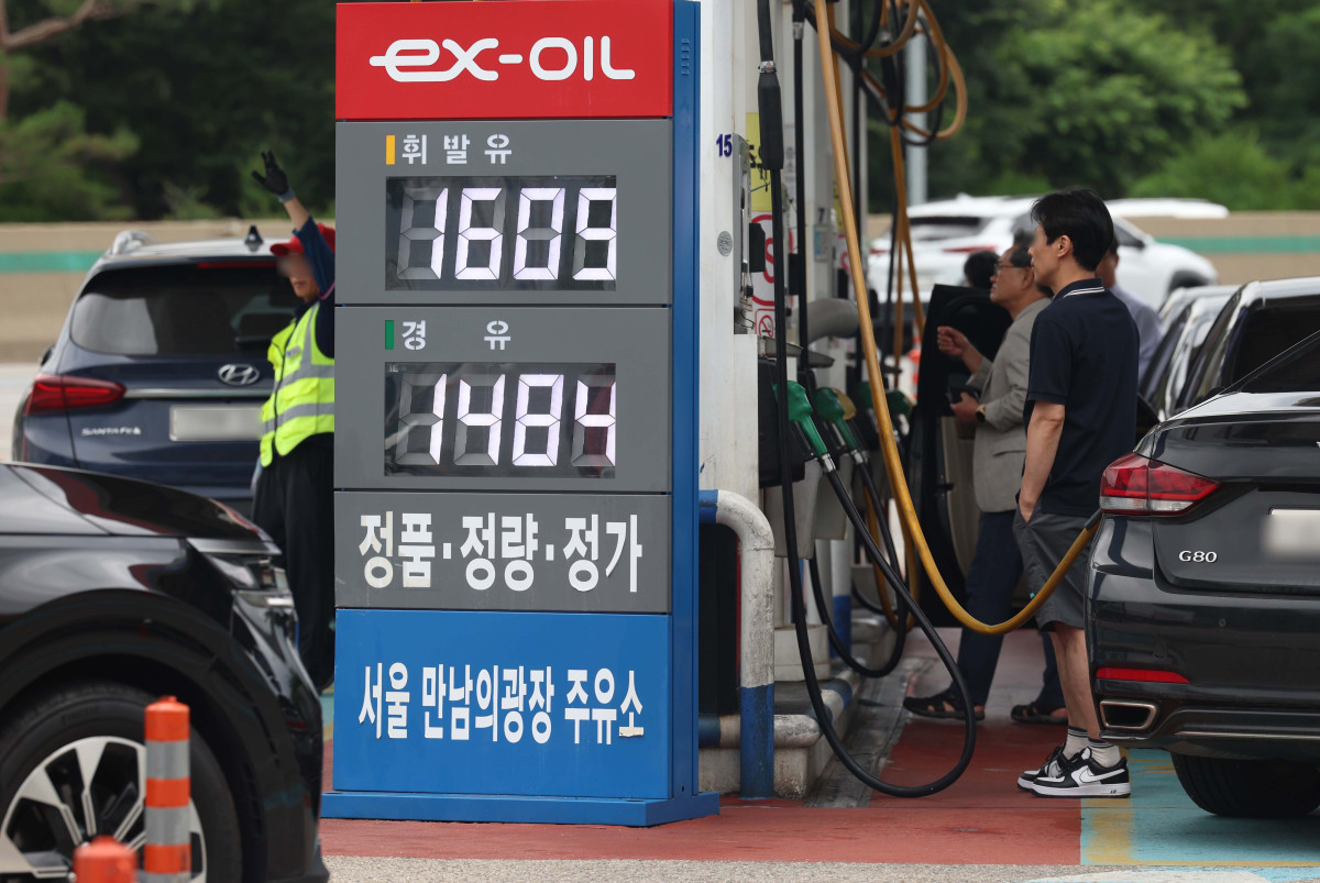▲전국 주유소 휘발유와 경유 가격이 이스라엘-이란 무력 충돌의 영향으로 2주 연속 상승한 가운데 29일 서울 서초구 만남의 광장 주유소에서 시민들이 주유를 하고 있다. 한국석유공사 유가정보시스템 오피넷에 따르면 6월 넷째 주 휘발유 평균 가격은 리터(L)당 1663.2원으로 전주 대비 27.7원 급등했다. 경유 판매 가격은 1527.2원으로 29.0원 올랐다. 신태현 기자 holjjak@