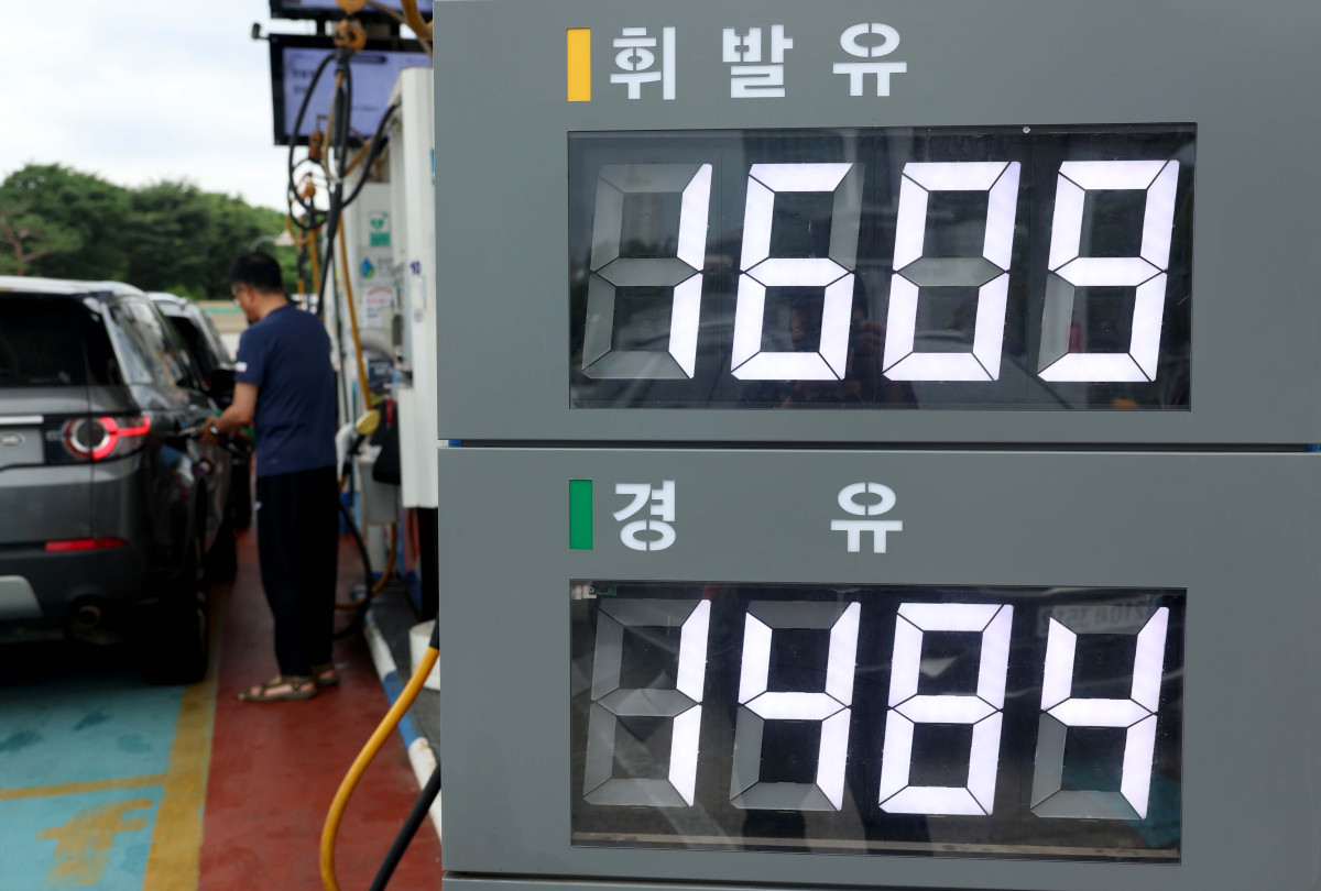 ▲전국 주유소 휘발유와 경유 가격이 이스라엘-이란 무력 충돌의 영향으로 2주 연속 상승한 가운데 29일 서울 서초구 만남의 광장 주유소에서 시민들이 주유를 하고 있다. 한국석유공사 유가정보시스템 오피넷에 따르면 6월 넷째 주 휘발유 평균 가격은 리터(L)당 1663.2원으로 전주 대비 27.7원 급등했다. 경유 판매 가격은 1527.2원으로 29.0원 올랐다. 신태현 기자 holjjak@