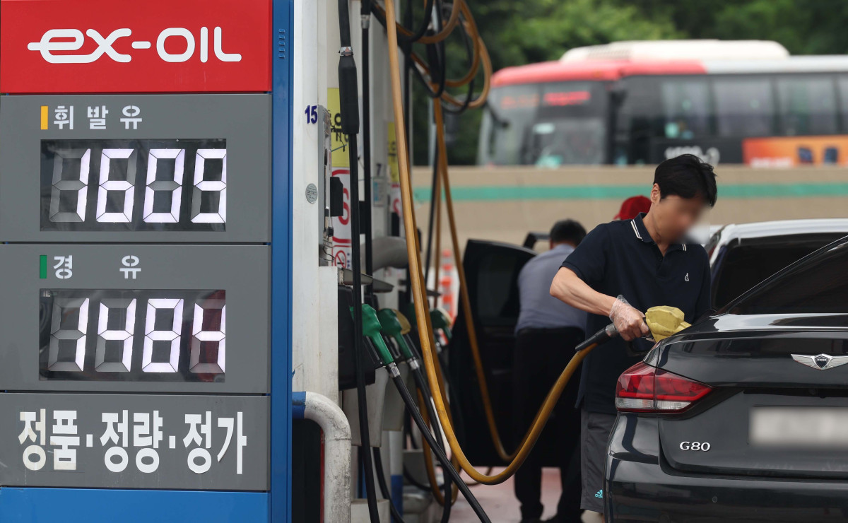 ▲전국 주유소 휘발유와 경유 가격이 이스라엘-이란 무력 충돌의 영향으로 2주 연속 상승한 가운데 29일 서울 서초구 만남의 광장 주유소에서 시민들이 주유를 하고 있다. 한국석유공사 유가정보시스템 오피넷에 따르면 6월 넷째 주 휘발유 평균 가격은 리터(L)당 1663.2원으로 전주 대비 27.7원 급등했다. 경유 판매 가격은 1527.2원으로 29.0원 올랐다. 신태현 기자 holjjak@