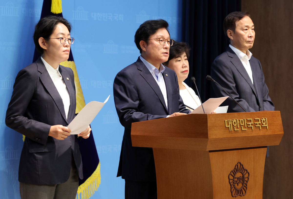 ▲박형수 국회 예산결산특별위원회 국민의힘 간사와 위원들이 29일 서울 여의도 국회 소통관에서 '더불어민주당의 독단적인 예산결산특별위원회 운영' 규탄 기자회견을 하고 있다. (사진=뉴시스)