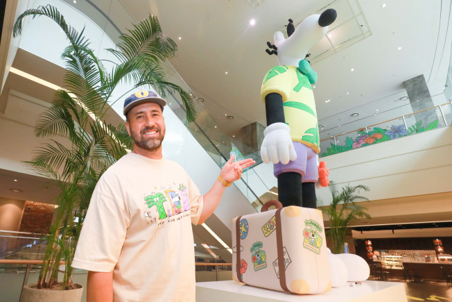 ▲글로벌 팝 아티스트 작가 스티븐 해링턴이 29일 오전 현대백화점 판교점에서 하와이 바캉스를 콘셉트로 제작한 초대형 강아지 캐릭터 '멜로'를 소개하고 있다. (사진제공=현대백화점그룹)
