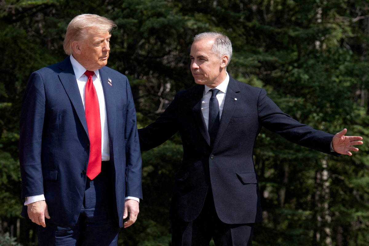 ▲도널드 트럼프(왼쪽) 미국 대통령이 16일 주요 7개국(G7) 정상회의가 열린 캐나다 앨버타주 캐내내스키스에서 마크 카니 캐나다 총리와 인사하고 있다.  (캐내내스키스(미국)/로이터연합뉴스)