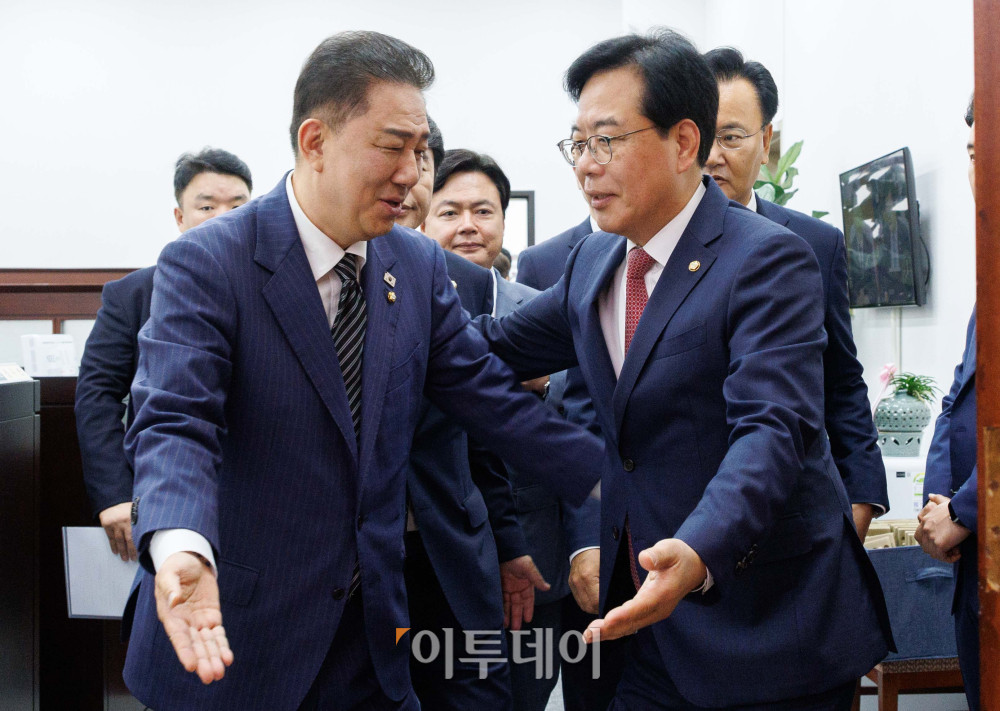 ▲김병기 더불어민주당 대표 직무대행 겸 원내대표, 송언석 국민의힘 원내대표가 24일 오전 서울 여의도 국회에서 우원식 국회의장 주재로 열린 양당 원내대표 회동에 참석하고 있다. 사진=신태현 기자 holjjak@