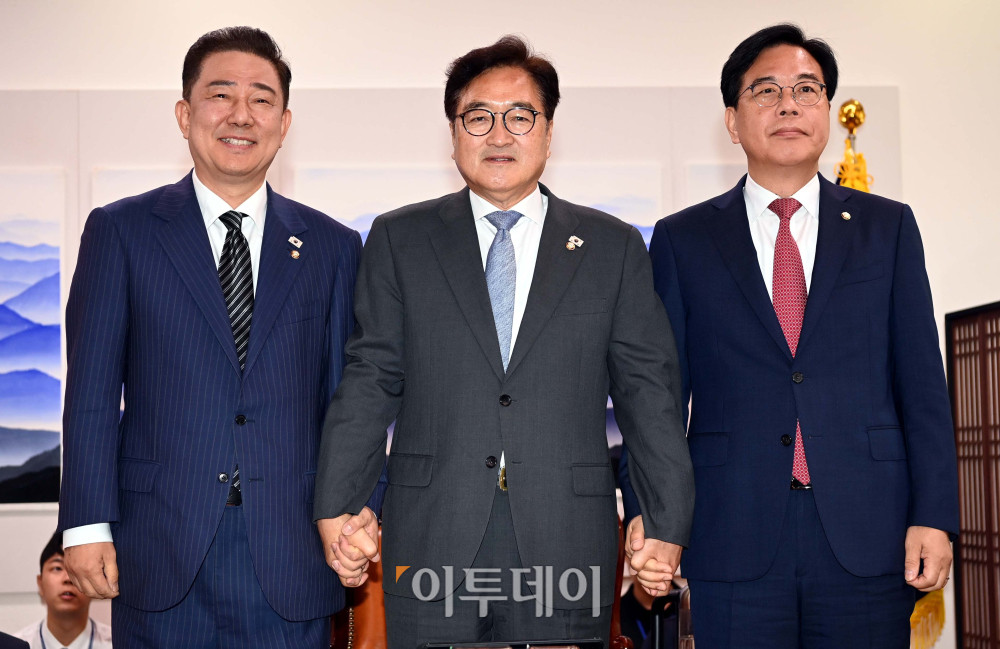 ▲우원식 국회의장이 24일 오전 서울 여의도 국회에서 김병기 더불어민주당 당대표 직무대행 겸 원내대표와 송언석 국민의힘 원내대표와 대화하기에 앞서 기념사진을 찍고 있다. 사진=신태현 기자 holjjak@