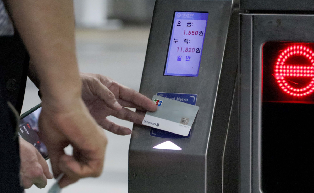 ▲수도권 지하철 기본요금이 1400원에서 1550원으로 150원 인상된 가운데 29일 서울의 한 지하철역 개찰구에서 시민들이 교통카드를 태그하고 있다. 지난 2023년 10월 150원이 인상된 데 이어 1년 8개월 만의 인상이다. 신태현 기자 holjjak@