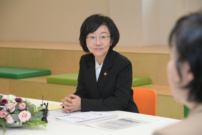 ▲오유경 식약처장이 지난해 2월 5일 대전 서구 어린이급식관리지원센터와 정림지역아동센터를 방문해 어린이 급식 안전관리 현황을 점검했다. (사진제공=식품의약품안전처)