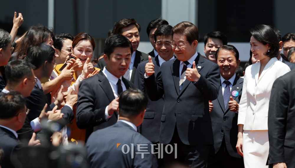 ▲이재명 대통령이 4일 서울 여의도 국회 로텐더홀에서 취임 선서를 마친 뒤 우원식 국회의장 및 여야 6당 대표와 오찬을 위해 사랑재로 이동하며 더불어민주당 의원들에게 엄지손가락을 들어 보이고 있다. 국회사진기자단 (이투데이DB)