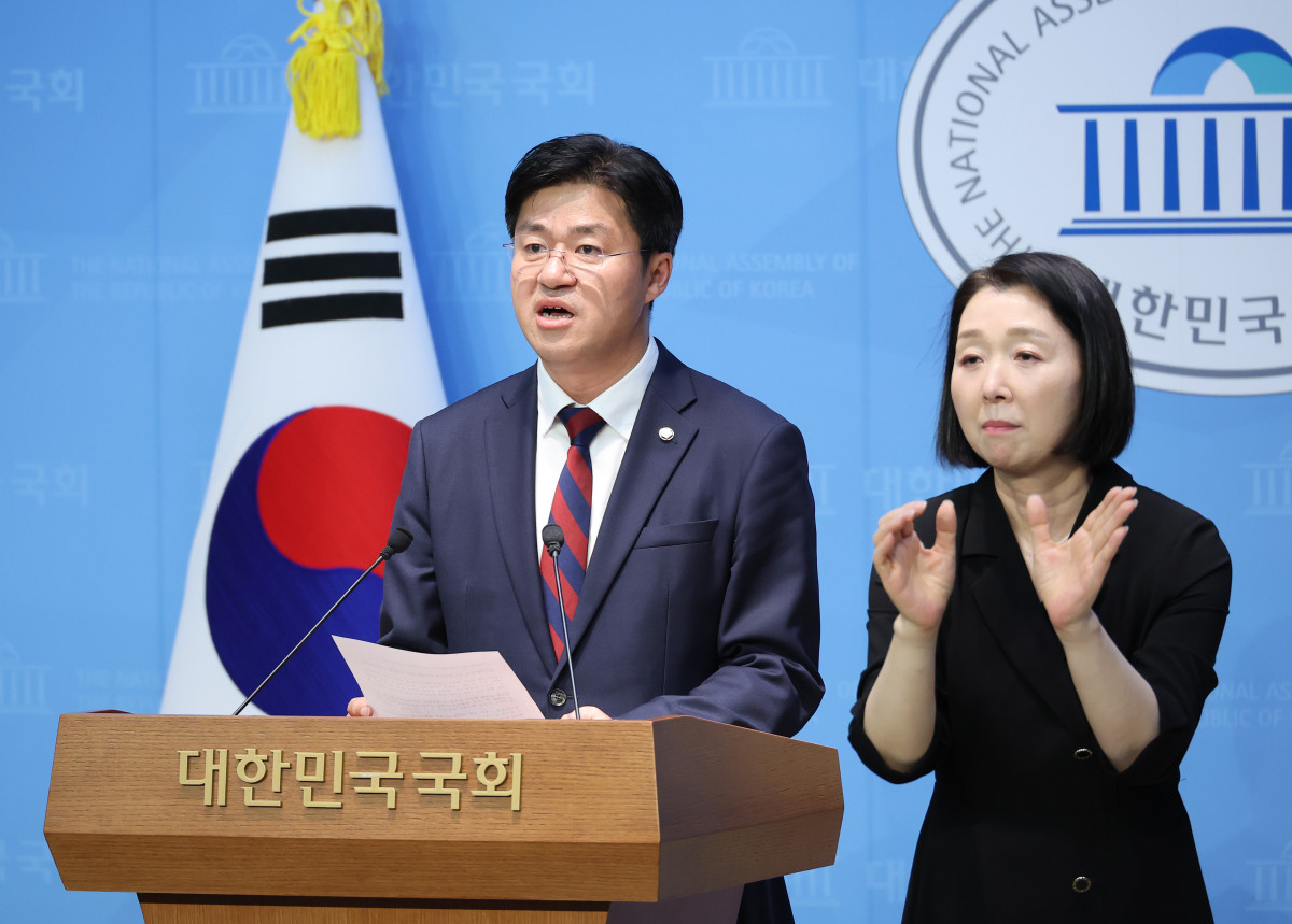 ▲더불어민주당 박상혁 수석대변인이 26일 서울 여의도 국회 소통관에서 '정치검찰 조작 기소 진상규명을 위한 TF' 발족 관련 브리핑을 하고 있다. (사진=연합뉴스)