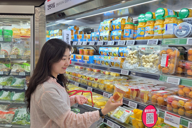 ▲서울시 중구에 위치한 롯데마트 제타플렉스 서울역점 간편과일 매대에서 조각 과일을 구매하는 고객의 모습 (사진제공=롯데마트‧슈퍼)