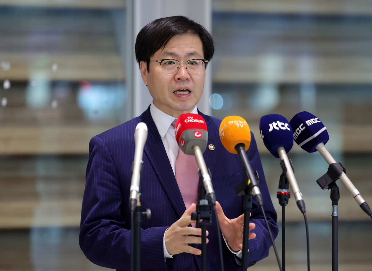 ▲한미 고위급 통상 협상을 마친 여한구 산업통상자원부 통상교섭본부장이 29일 오후 인천국제공항 제2터미널을 통해 귀국해 취재진 질문에 답하고 있다. (뉴시스)