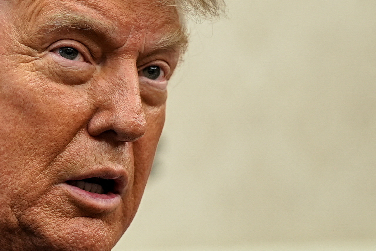 ▲도널드 트럼프 미국 대통령이 27일(현지시간) 백악관 집무실에서 대화하고 있다. 워싱턴D.C./로이터연합뉴스