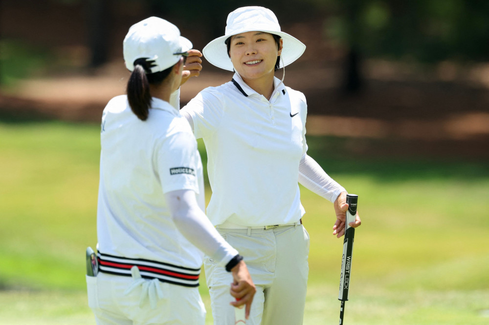 ▲한국의 임진희와 이소미가 29일(현지시간) 미시간주 미들랜드 컨트리클럽에서 열린 다우 챔피언십 최종 라운드 5번 홀에서, 이소미의 퍼트 후 함께 기뻐하고 있다. (AFP/북미게티이미지/연합뉴스)