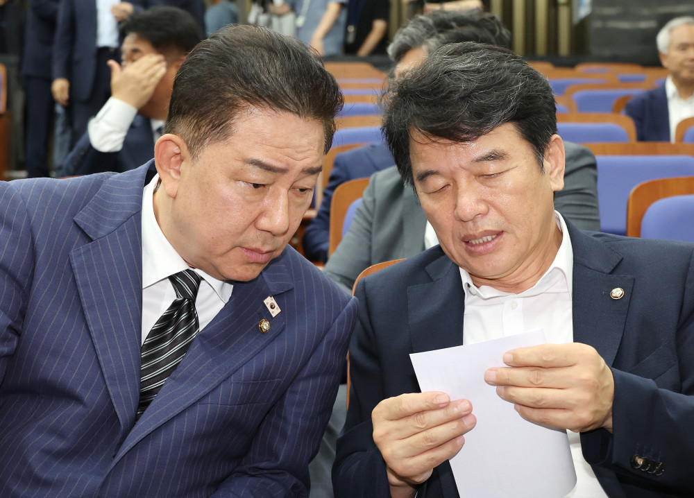 ▲더불어민주당 김병기 당 대표 직무대행 겸 원내대표(사진 왼쪽)과 문진석 원내수석부대표 (연합뉴스)