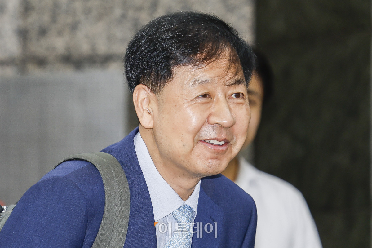▲구윤철 경제부총리 겸 기획재정부 장관 후보자가 30일 서울 중구 예금보험공사에 마련된 인사청문회 준비 사무실에 출근하며 취재진의 질문에 답하고 있다. 조현호 기자 hyunho@