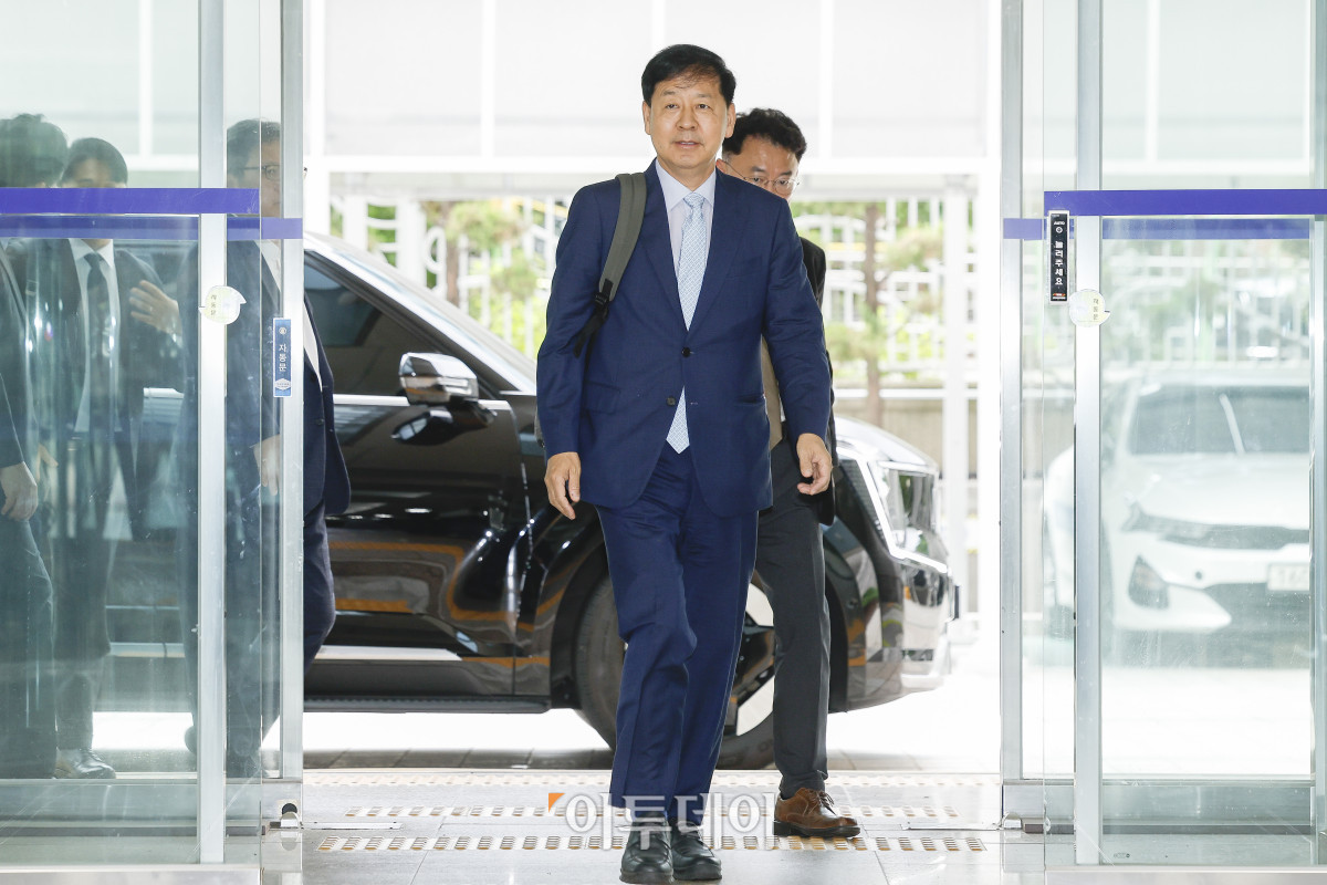 ▲구윤철 경제부총리 겸 기획재정부 장관 후보자가 30일 서울 중구 예금보험공사에 마련된 인사청문회 준비 사무실에 출근하고 있다. 조현호 기자 hyunho@