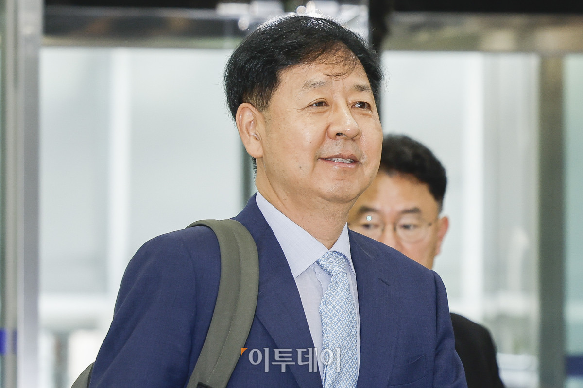 ▲구윤철 경제부총리 겸 기획재정부 장관 후보자가 30일 서울 중구 예금보험공사에 마련된 인사청문회 준비 사무실에 출근하고 있다. 조현호 기자 hyunho@