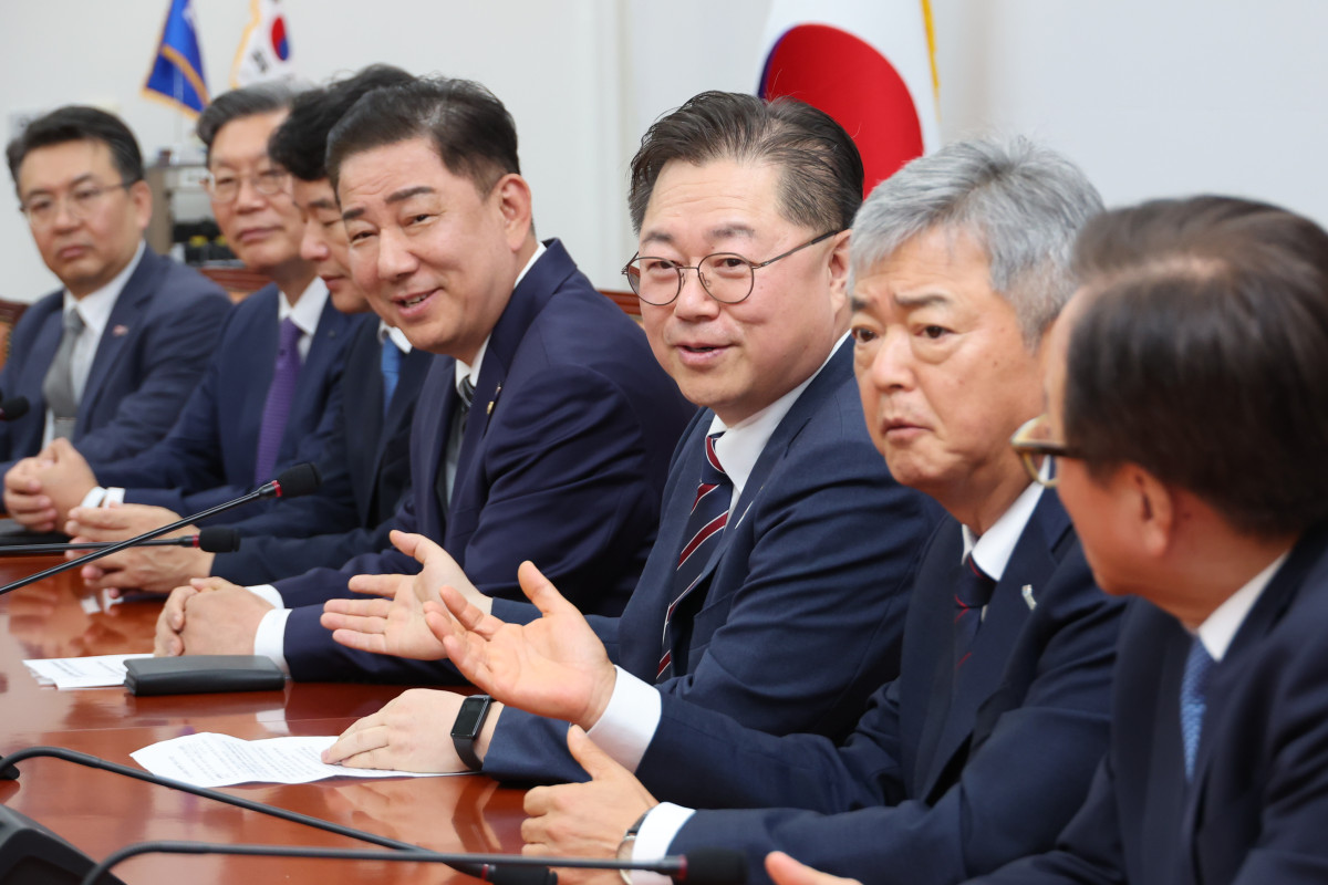 ▲김병기 더불어민주당 당대표 직무대행 겸 원내대표와 문진석 원내운영수석부대표가 25일 서울 여의도 국회에서 경제6단체 부회장단과 면담하고 있다. (연합뉴스)