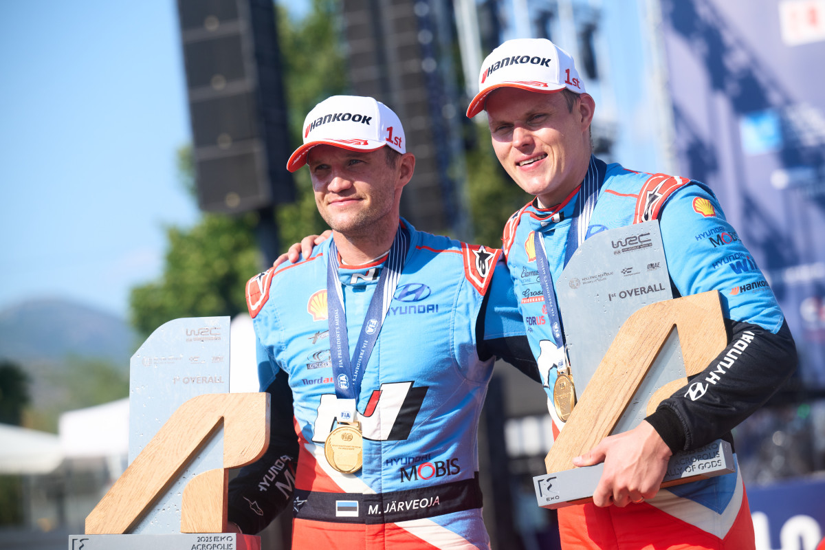 ▲2025 WRC 그리스 랠리에서 우승을 차지한 현대 월드랠리팀 오트 타낙(오른쪽)과 코드라이버 마틴 야르베오야(왼쪽) 선수가 트로피를 들고 기뻐하는 모습. (사진=현차)