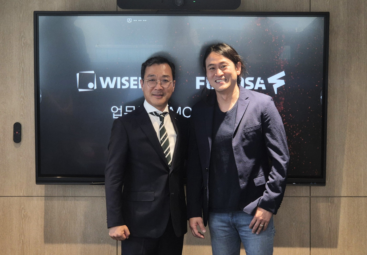 ▲강용성 와이즈넛 대표(왼쪽부터)와 백준호 퓨리오사AI 대표가 ‘AI 에이전트 어플라이언스’ 공동개발 및 사업을 위한 전략적 제휴를 맺고 기념촬영을 하고 있다. (사진제공=와이즈넛)