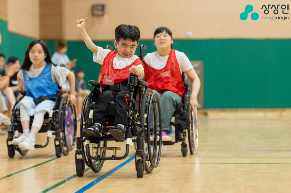 ▲지난 28일 성남 분당구 야탑유스센터에서 열린 '휠체어 운동 페스티벌'에서 휠체어 계주가 진행되고 있다. (사진제공= 상상인그룹)