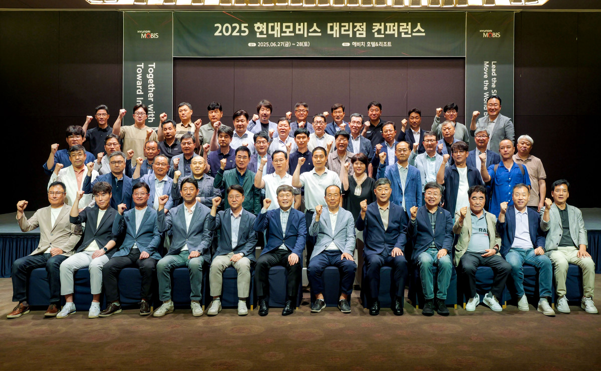 ▲현대모비스가 27일 제주 해비치호텔앤리조트에서 '2025 현대모비스 대리점 컨퍼런스'를 개최했다. 이규석 사장(맨 앞줄 왼쪽 여섯 번째)은 "고객들이 현대차/기아를 선택하는 중요한 이유 중 하나가 바로 우리의 서비스 경쟁력"이라며 A/S 부품 고객 서비스 강화를 강조했다.  (사진=현대모비스)
