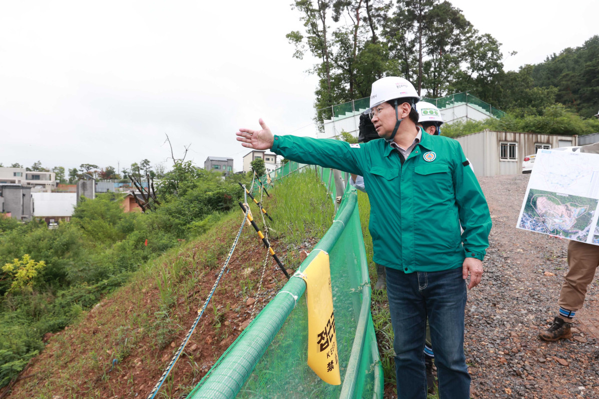 ▲이상일 용인특례시장이 공사 현장에서 장마철 재난 취약지역을 점검하고 있다. (용인특례시)