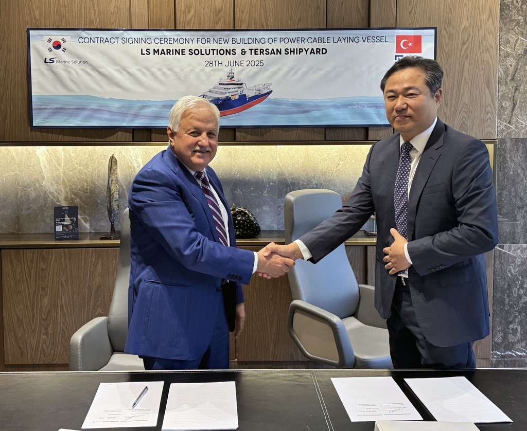 ▲28일 튀르키예 이스탄불에서 열린 선박 건조 서명식에서 김병옥 LS마린솔루션 대표(오른쪽)와 누레틴 팍수 테르산 조선소 대표가 기념 촬영을 하고 있다. (자료제공=LS마린솔루션)