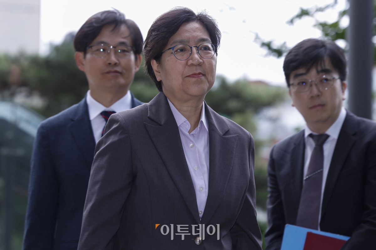 ▲정은경 보건복지부 장관 후보자가 30일 서울 중구 T타워에 마련된 인사청문회 준비 사무실에 출근하고 있다. 조현호 기자 hyunho@