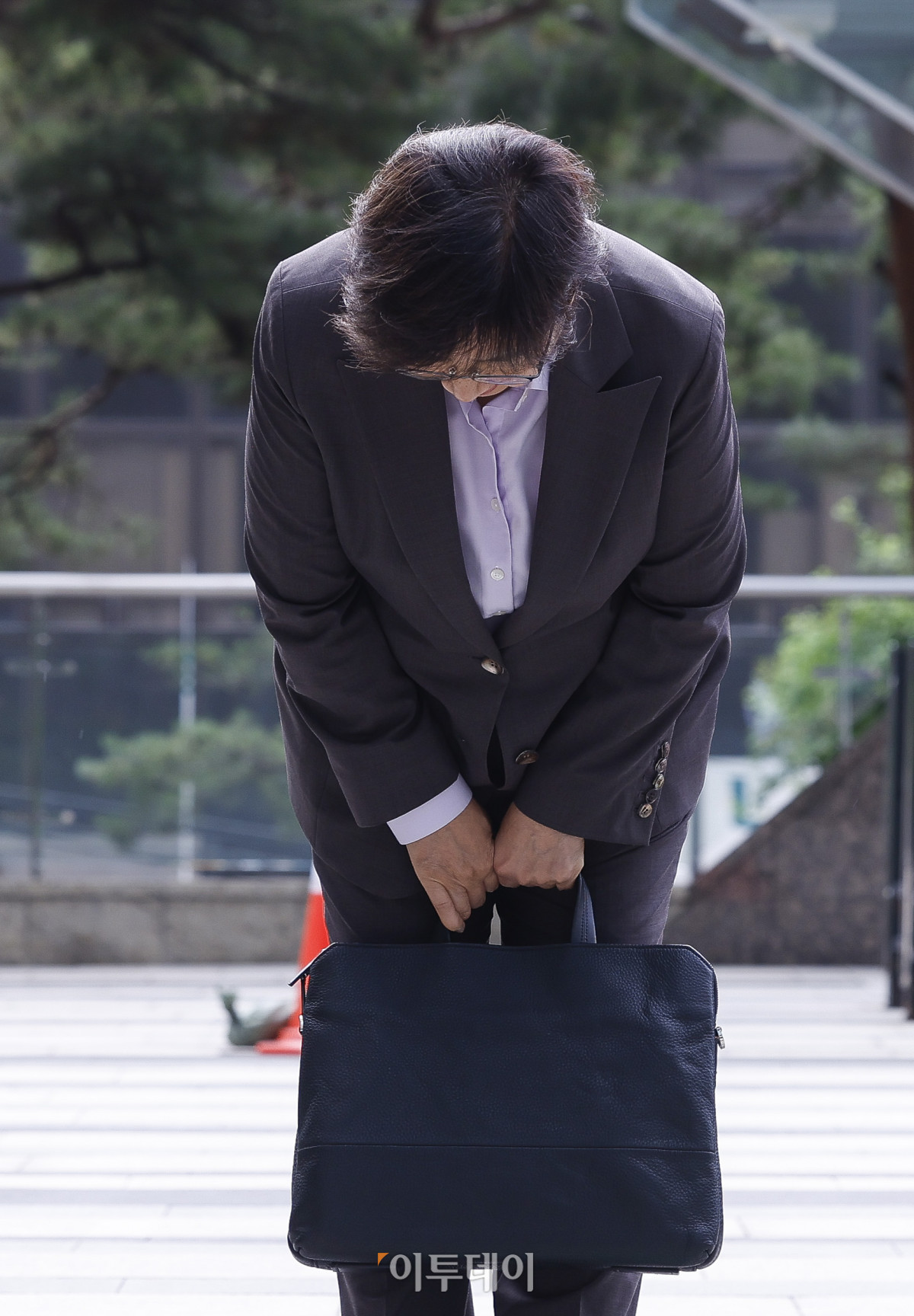 ▲정은경 보건복지부 장관 후보자가 30일 서울 중구 T타워에 마련된 인사청문회 준비 사무실에 출근하며 고개 숙여 인사를 하고 있다. 조현호 기자 hyunho@