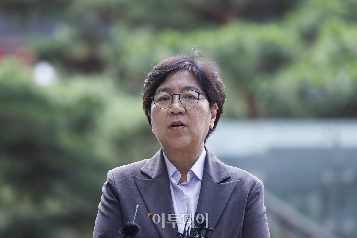 ▲정은경 보건복지부 장관 후보자가 30일 서울 중구 T타워에 마련된 인사청문회 준비 사무실에 출근하며 취재진의 질문에 답하고 있다. 조현호 기자 hyunho@