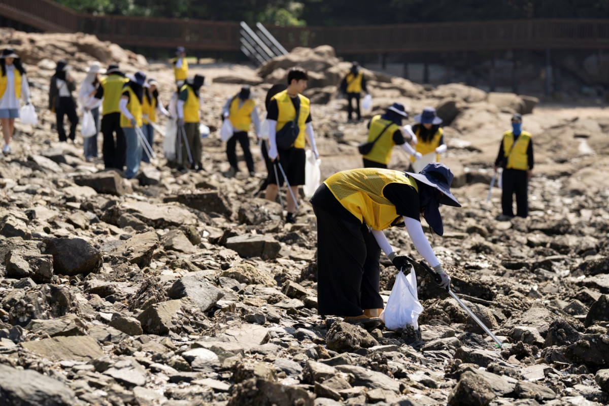 ▲6월 26일 인스파이어 임직원 봉사단이 신도 선착장 주변 해양 쓰레기를 수거하고 있다. (사진제공=웨버샌드윅)