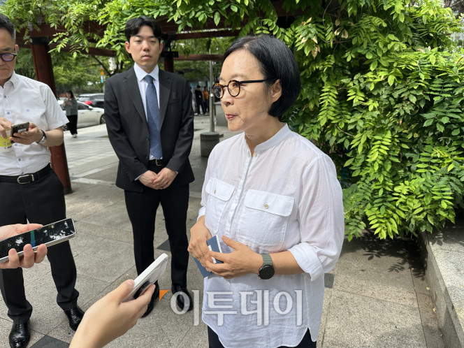 ▲한성숙 중소벤처기업부 장관 후보자가 30일 인사청문회 준비를 위해 서울 여의도 중소기업기술정보진흥원 수도권평가실로 출근하며 기자들의 질문에 답하고 있다. (서이원 기자 iwonseo96@)