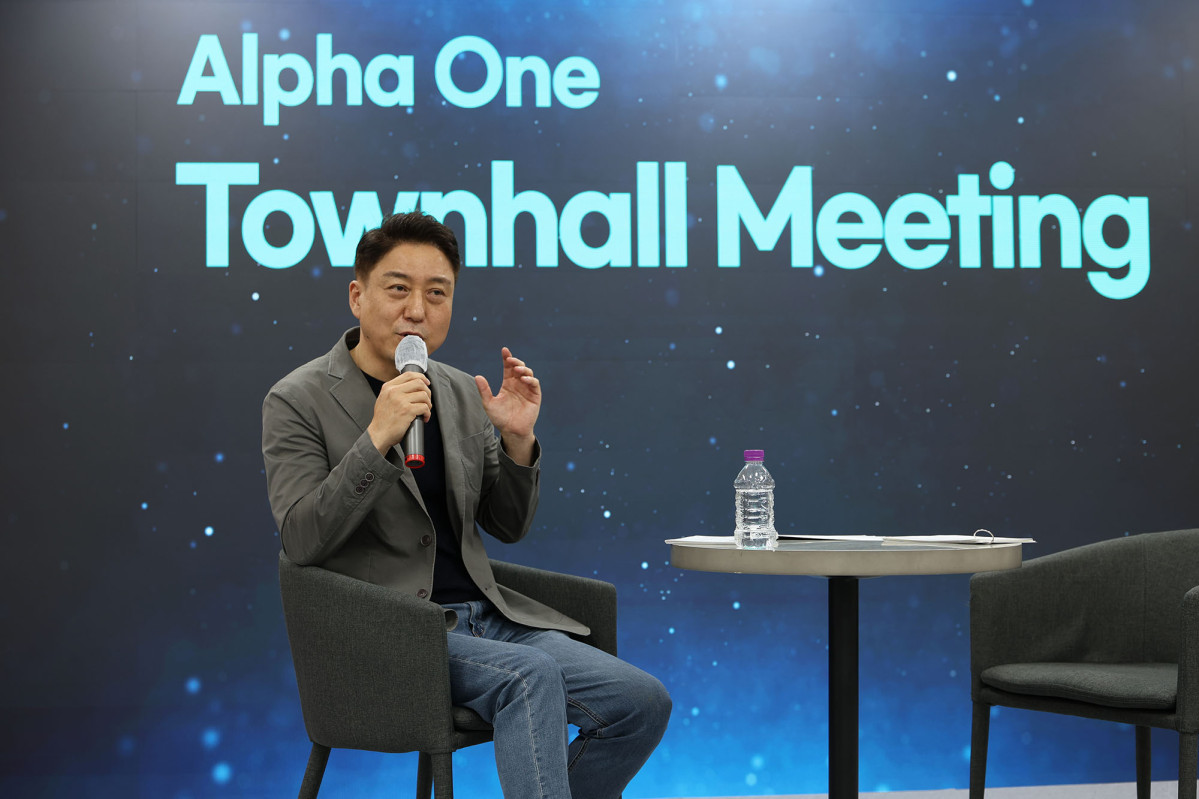 ▲6월 30일(월) KT알파 본사에서 개최된 '창립 34주년 타운홀 미팅'에서 박승표 대표이사가 미팅을 진행 하고 있다. (사진제공=KT알파쇼핑)