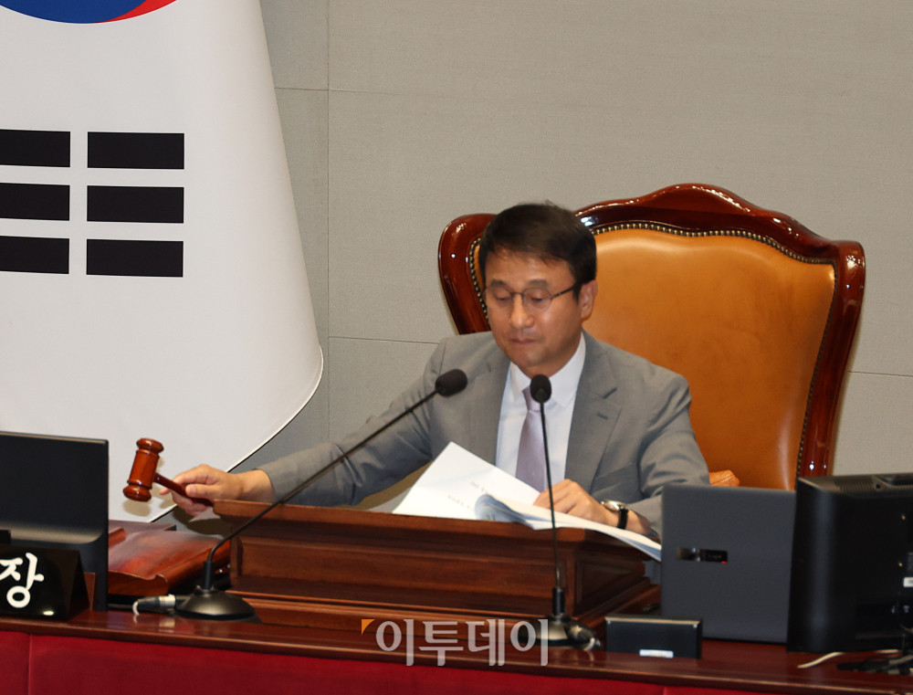 ▲한병도 예산결산위원장이 30일 서울 여의도 국회에서 열린 예산결산특별위원회 추가경정예산안 심사를 위한 종합정책질의에서 의사봉을 두드리고 있다. 고이란 기자 photoeran@