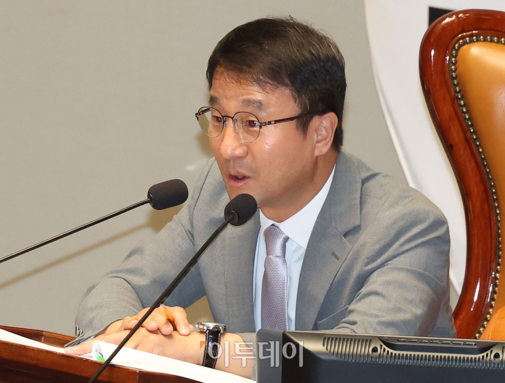 ▲한병도 예산결산위원장이 30일 서울 여의도 국회에서 열린 예산결산특별위원회 추가경정예산안 심사를 위한 종합정책질의에서 발언을 하고 있다. 고이란 기자 photoeran@