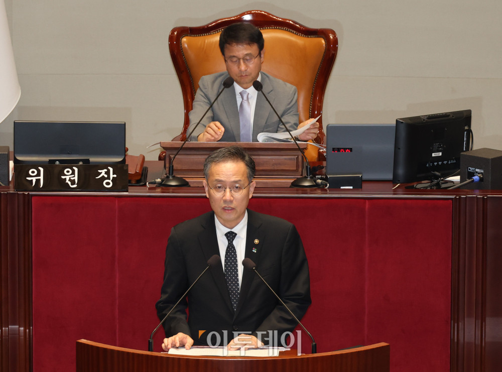 ▲이형일 기획재정부 장관 직무대행 1차관이 0일 서울 여의도 국회에서 열린 예산결산특별위원회 추가경정예산안 심사를 위한 종합정책질의에서 제안설명을 하고 있다. 고이란 기자 photoeran@