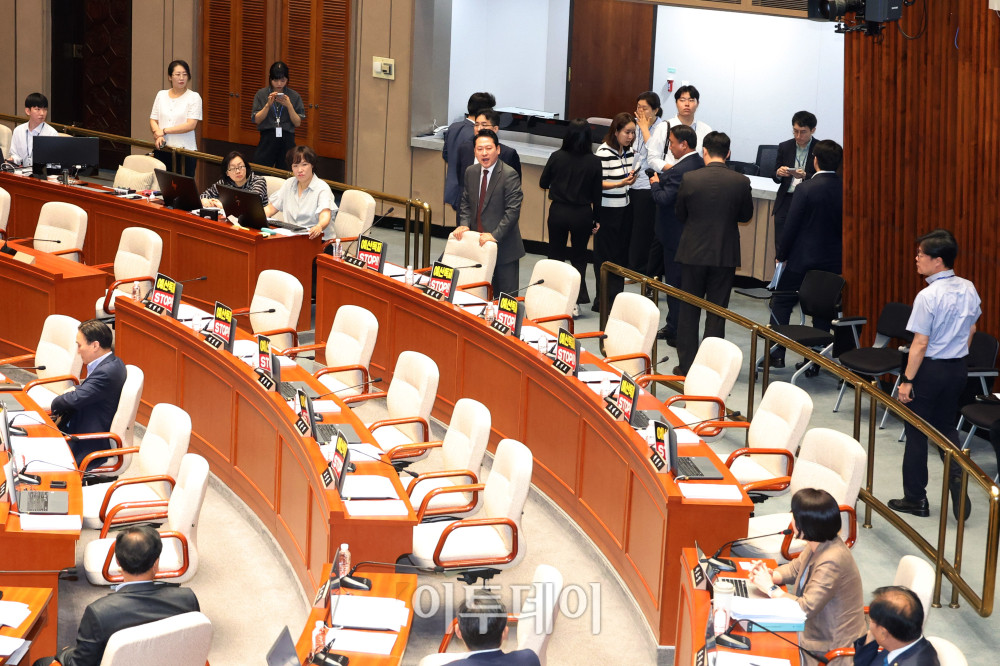 ▲국민의힘 의원들이 30일 서울 여의도 국회에서 열린 예산결산특별위원회 추가경정예산안 심사를 위한 종합정책질의에서 여당 측이 사전 협의 없이 일방적으로 심사 일정을 통보했다며 퇴장하고 있다. 고이란 기자 photoeran@