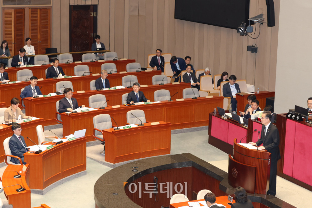 ▲이형일 기획재정부 장관 직무대행 1차관이 0일 서울 여의도 국회에서 열린 예산결산특별위원회 추가경정예산안 심사를 위한 종합정책질의에서 제안설명을 하고 있다. 고이란 기자 photoeran@