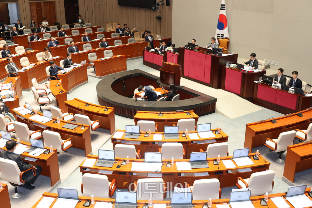 ▲한병도 예산결산위원장이 30일 서울 여의도 국회에서 열린 예산결산특별위원회 추가경정예산안 심사를 위한 종합정책질의에서 발언을 하고 있다. 국민의힘 의원들은 여당 측이 사전 협의 없이 일방적으로 심사 일정을 통보했다며 퇴장했다. 고이란 기자 photoeran@