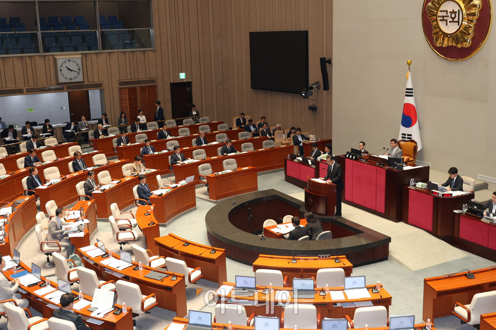 ▲이형일 기획재정부 장관 직무대행 1차관이 30일 서울 여의도 국회에서 열린 예산결산특별위원회 추가경정예산안 심사를 위한 종합정책질의에서 제안설명을 하고 있다. 국민의힘 의원들은 여당 측이 사전 협의 없이 일방적으로 심사 일정을 통보했다며 퇴장했다. 고이란 기자 photoeran@