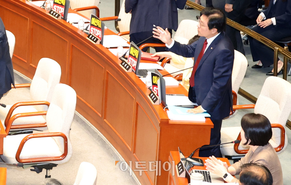 ▲30일 서울 여의도 국회에서 열린 예산결산특별위원회 추가경정예산안 심사를 위한 종합정책질의에서 야당 간사인 박형수 국민의힘 의원이 여당 측이 사전 협의 없이 일방적으로 심사 일정을 통보했다며 정회를 요구하고 있다. 오른쪽은 여당 간사인 이소영 더불어민주당 의원. 고이란 기자 photoeran@