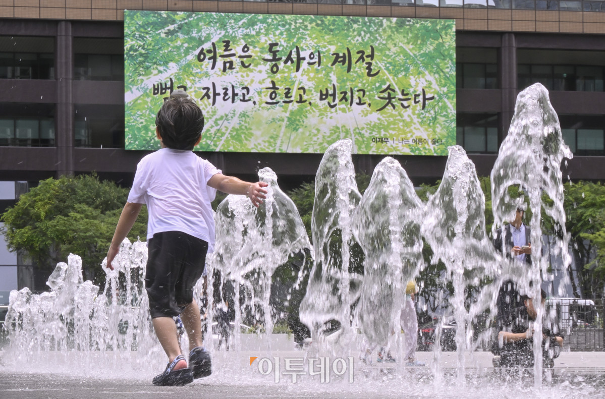 ▲서울 전역에 올해 첫 폭염주의보가 발효된 30일 서울 종로구 광화문광장 분수대에서 어린이들이 물놀이를 하며 더위를 식히고 있다. 기상청은 이날 정오를 기해 서울 전역에 올해 첫 폭염주의보를 발효했다. 폭염경보가 내려진 곳은 경기도 가평·이천 등, 강원도 강릉평지 등, 전남 나주·담양 등, 전북 완주·정읍 등, 경북 구미·영천 등, 경남 양산·창원 등, 제주도동부, 광주, 대구, 부산중부, 울산서부 등이다. 조현호 기자 hyunho@