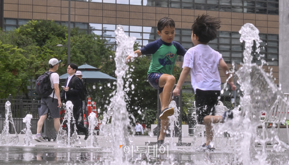 ▲서울 전역에 올해 첫 폭염주의보가 발효된 30일 서울 종로구 광화문광장 분수대에서 어린이들이 물놀이를 하며 더위를 식히고 있다. 기상청은 이날 정오를 기해 서울 전역에 올해 첫 폭염주의보를 발효했다. 폭염경보가 내려진 곳은 경기도 가평·이천 등, 강원도 강릉평지 등, 전남 나주·담양 등, 전북 완주·정읍 등, 경북 구미·영천 등, 경남 양산·창원 등, 제주도동부, 광주, 대구, 부산중부, 울산서부 등이다. 조현호 기자 hyunho@