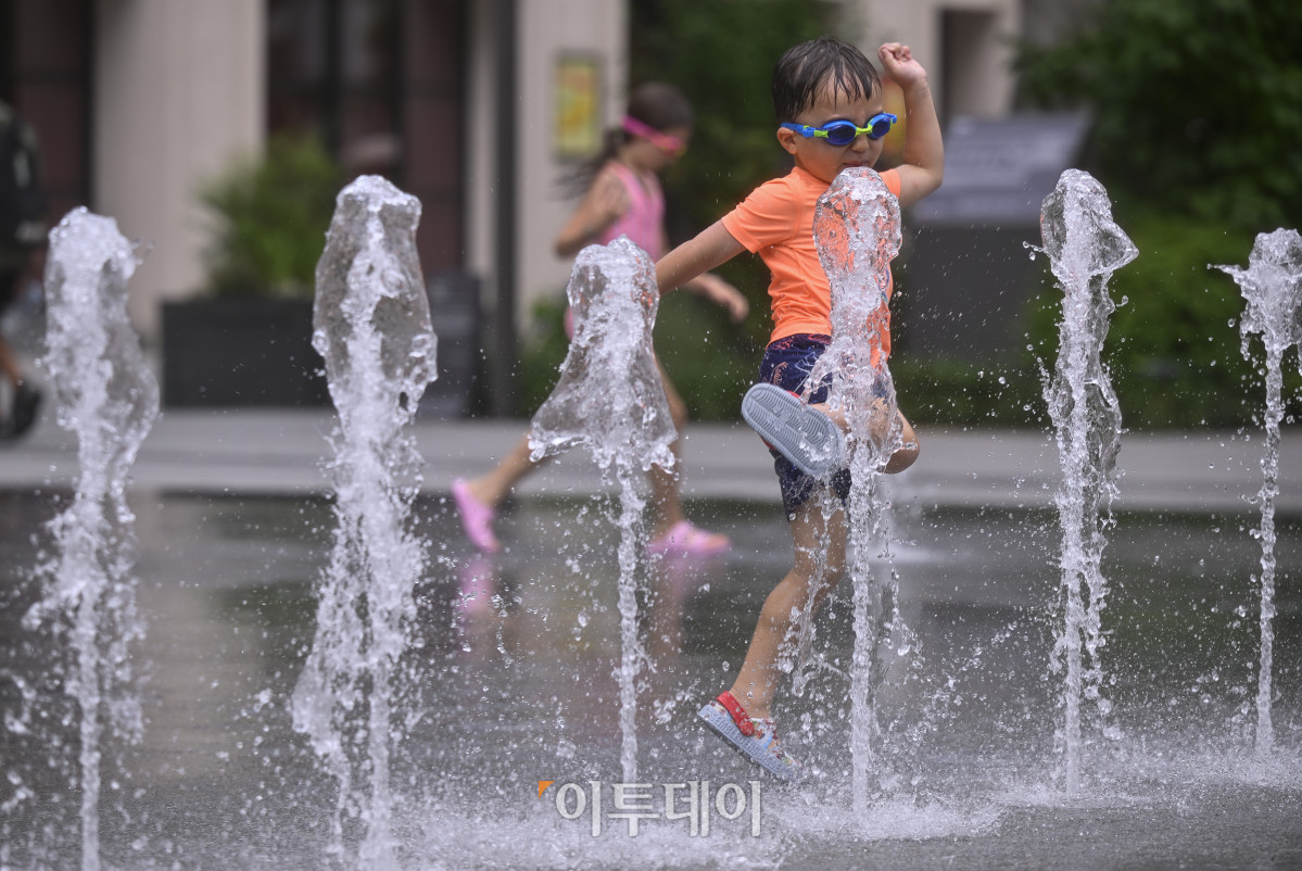 ▲서울 전역에 올해 첫 폭염주의보가 발효된 30일 서울 종로구 광화문광장 분수대에서 어린이들이 물놀이를 하며 더위를 식히고 있다. 기상청은 이날 정오를 기해 서울 전역에 올해 첫 폭염주의보를 발효했다. 폭염경보가 내려진 곳은 경기도 가평·이천 등, 강원도 강릉평지 등, 전남 나주·담양 등, 전북 완주·정읍 등, 경북 구미·영천 등, 경남 양산·창원 등, 제주도동부, 광주, 대구, 부산중부, 울산서부 등이다. 조현호 기자 hyunho@