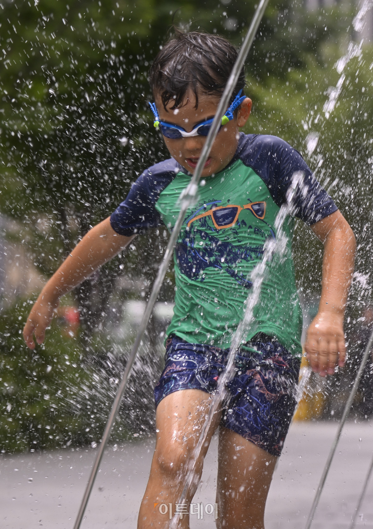 ▲서울 전역에 올해 첫 폭염주의보가 발효된 30일 서울 종로구 광화문광장 분수대에서 어린이들이 물놀이를 하며 더위를 식히고 있다. 기상청은 이날 정오를 기해 서울 전역에 올해 첫 폭염주의보를 발효했다. 폭염경보가 내려진 곳은 경기도 가평·이천 등, 강원도 강릉평지 등, 전남 나주·담양 등, 전북 완주·정읍 등, 경북 구미·영천 등, 경남 양산·창원 등, 제주도동부, 광주, 대구, 부산중부, 울산서부 등이다. 조현호 기자 hyunho@