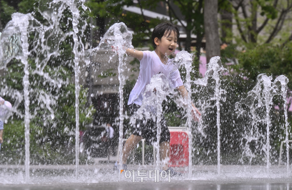 ▲서울 전역에 올해 첫 폭염주의보가 발효된 30일 서울 종로구 광화문광장 분수대에서 어린이들이 물놀이를 하며 더위를 식히고 있다. 기상청은 이날 정오를 기해 서울 전역에 올해 첫 폭염주의보를 발효했다. 폭염경보가 내려진 곳은 경기도 가평·이천 등, 강원도 강릉평지 등, 전남 나주·담양 등, 전북 완주·정읍 등, 경북 구미·영천 등, 경남 양산·창원 등, 제주도동부, 광주, 대구, 부산중부, 울산서부 등이다. 조현호 기자 hyunho@