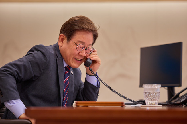 ▲이재명 대통령이 이달 12일 서울 용산 대통령실 청사 집무실에서 앤서니 앨버니지 호주 총리와 전화 통화를 하고 있다.  (대통령실)