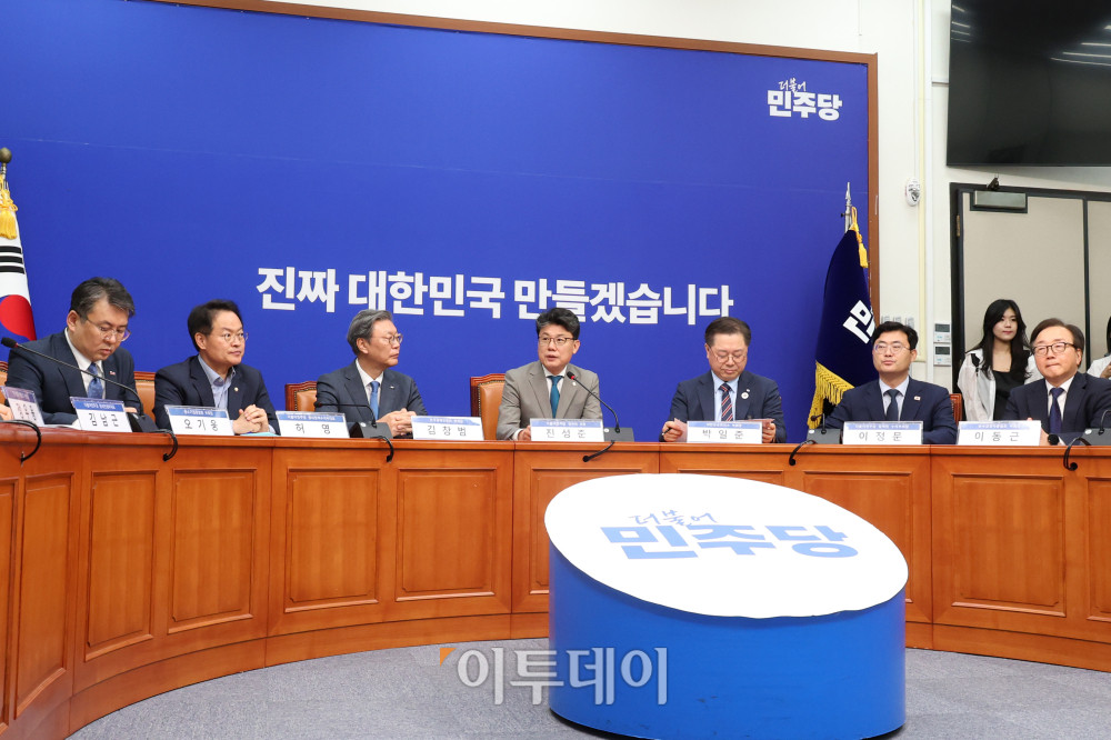 ▲진성준 더불어민주당 정책위의장이 30일 서울 여의도 국회에서 열린 민주당-경제단체 상법 간담회에서 발언을 하고 있다. 왼쪽부터 오기웅 중소기업중앙회 부회장, 허영 원내정책수석부대표, 김창범 한국경제인협회 부회장, 진 정책위의장, 박일준 대한상공회의소 부회장, 이정문 정책위 수석부의장, 이동근 한국경영자총협회 부회장. 고이란 기자 photoeran@