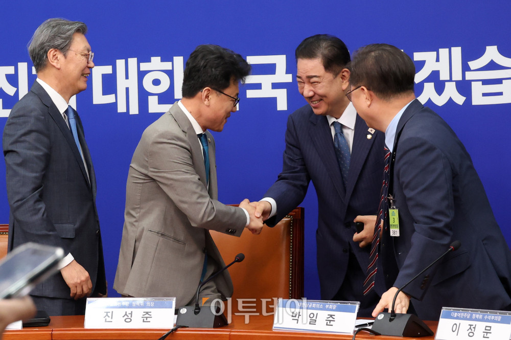 ▲김병기 더불어민주당 대표 직무대행 겸 원내대표가 30일 서울 여의도 국회에서 열린 민주당-경제단체 상법 간담회에 예고없이 방문해 참석자들과 인사하고 있다. 왼쪽부터 김창범 한국경제인협회 부회장, 진성준 정책위의장, 김 원내대표, 박일준 대한상공회의소 부회장. 고이란 기자 photoeran@