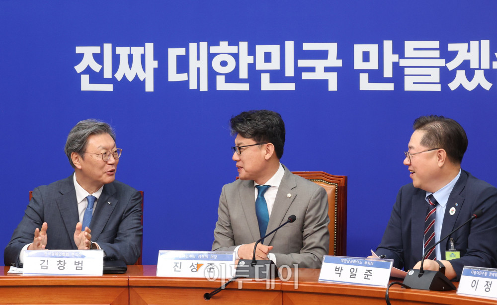 ▲30일 서울 여의도 국회에서 열린 민주당-경제단체 상법 간담회에서 김창범(왼쪽부터) 한국경제인협회 부회장, 진성준 정책위의장, 박일준 대한상공회의소 부회장이 대화하고 있다. 고이란 기자 photoeran@